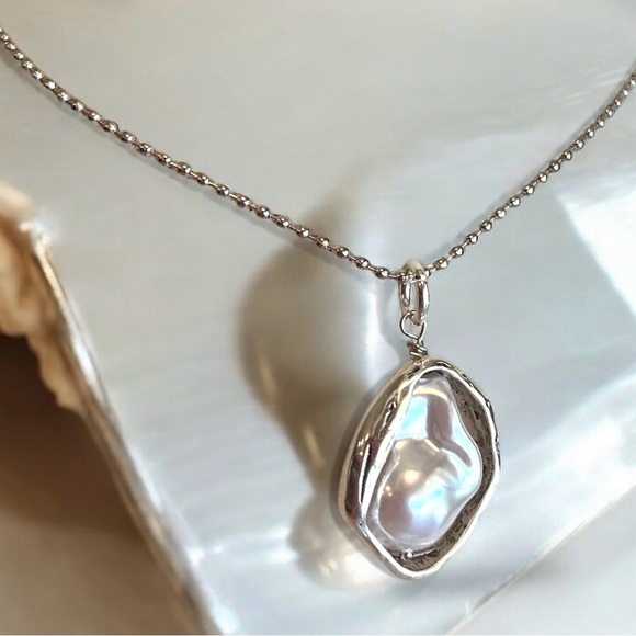 Silver toned Minimalist Necklace with an Iridescent Charm Baroque faux pearl - Picture 9 of 16